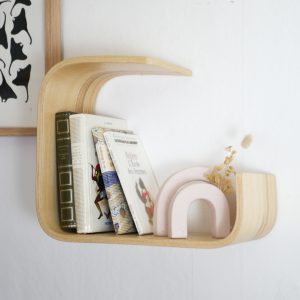 etagere murale deco en bois clair. Réalisé par Lucie Frolet/Atelier assis pour L'INATELIER. Modèle COCOON, vue principale